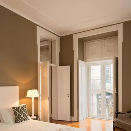 No Cais Do Sodré, Zona Com Muita Vida Noturna, Ttlsp55 1b Lisboa